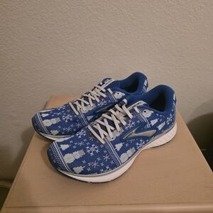 Brookes Revel 3 Run Blue Patterned Athletic Shoes with Snowflake & Snowmen Knit